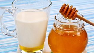 Kefir honey is used to refresh the skin of the hands