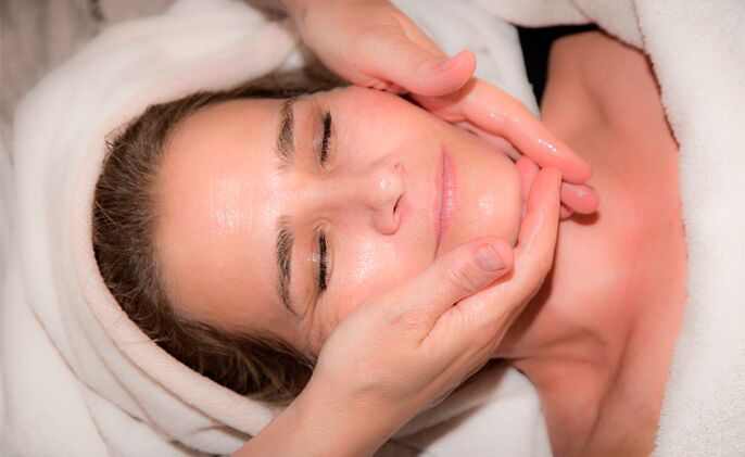 Facial massage with beauty oil